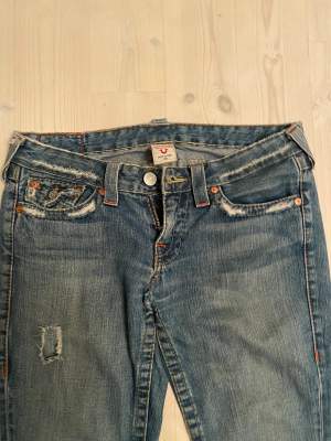 Säljer mina True religion jeans, storlek 29 men passar 28. Sitter jättebra men jag har växt ur dem💗 har ett pytte litet hål
