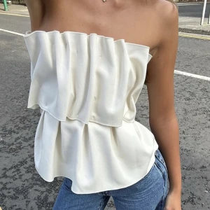 Dagmar topp ♥️ - House of dagmar sculpted top🥰.. Den är i nyskick, inget att anmärka på. Den är lite liten i storlek och är mellan 36-38 skulle jag säga.    Nypris är 3000 kr (!!)