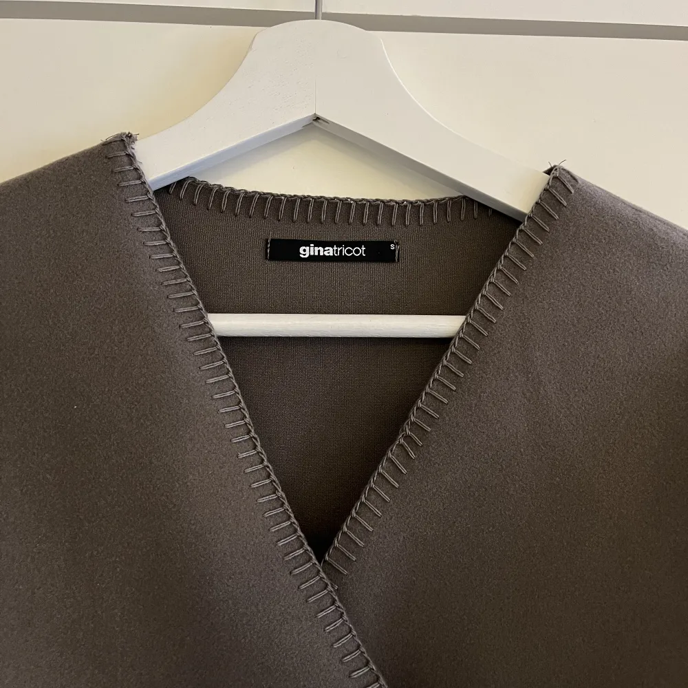 Säljer denna populära slutsålda Blanket Stitch jacket från Gina Tricot i storlek S, endast använd 1 gång🫶🏼. Jackor.