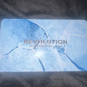 Palett - Helt ny ögonskuggs palett från revolution. Kan frakta men även mötas upp❤️