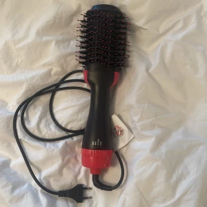 Värmeborste - Säljer denna värmeborste/fön som använts en gång!