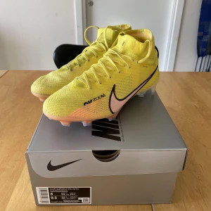 Nike zoom superfly 9 elite fg - Hjälper brorsan sälja sina fotbollskor! Ett par nike dojor i storlek 41. Lätt använda på konstgräs men säljs pga fel storlek. Gympa väskan följer med! Kvitto finns. Nypris ligger på runt 2400
