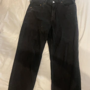 Jeans svart - Hej säljer ett par av mina jeans som är i fint skick. Jag är ca 185. Hör av er vid frågor