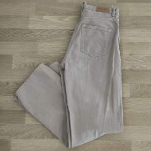 Beiga Monki Yoko jeans storlek 30. Finns lite tecken på användning men de är hela och fina.