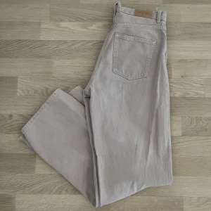 Monki Yoko jeans  - Beiga Monki Yoko jeans storlek 30. Finns lite tecken på användning men de är hela och fina.