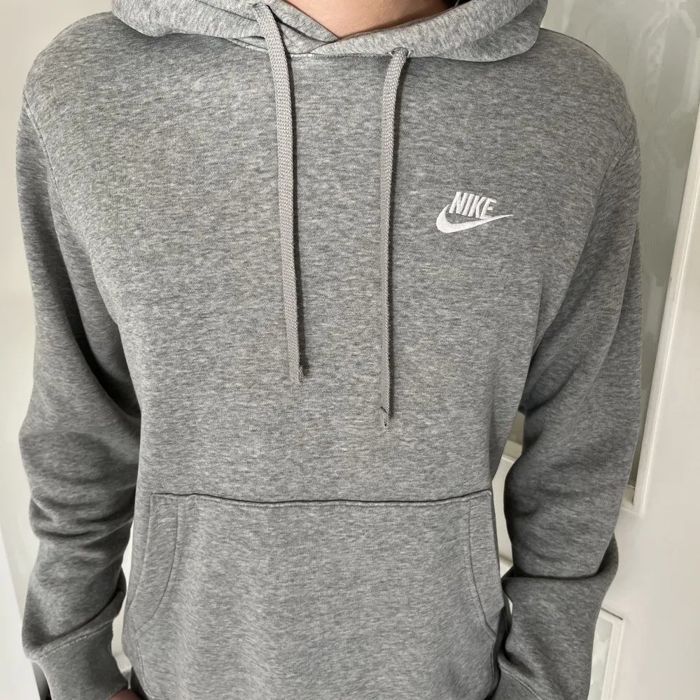 En clean och skön Nike hoodie som inte kommer till användning längre🫡🥲. Hoodies.