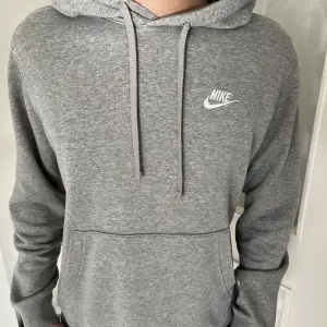 En clean och skön Nike hoodie som inte kommer till användning längre🫡🥲