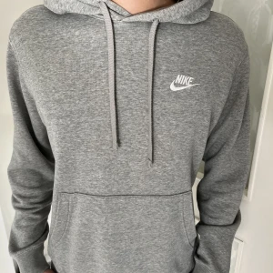 Nike hoodie - En clean och skön Nike hoodie som inte kommer till användning längre🫡🥲