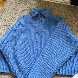 Blå stickad tröja med dragkedja - Köptes på Sellpy, knappt använd av mig, bra skick