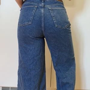 Urban Outfitters Jeans - Använda fåtal gånger! W30 L30🫶🏻 #urbanoutfitters #jeans #vintage #vintagejeans #straightjeans #momjeans #oversized #rakajeans #byxor #blåjeans #blåajeans #secondhand #streetwear #malmö #skåne #70s #80s #90s #oldschool #levis #medium #rippedjeans #fynd #bil