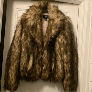Pälsjacka - Skitsnygg fuskpälsjacka i storlek xs! Köpt secondhand med märket är h&m. Passar mig som har xs/s vanligtvis 😍😍