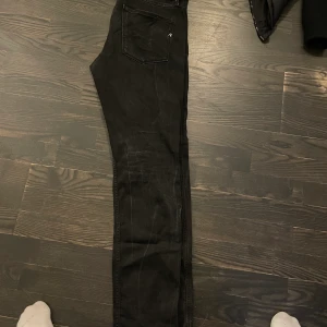 Replay jeans - Säljer mina replay jeans då de är lite stora på mig storlek 33-32 säljs för 500kr men vid snabb affär kan vi sänka priset! Mvh Axel 