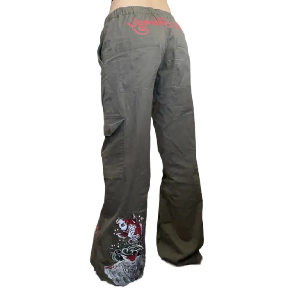 Säljer dessa Ed Hardy byxor, kommer inte till användning. Köptes för 900kr (Lånade bilder)🤩. Jeans & Byxor.
