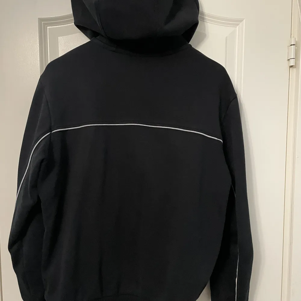 Blivit för liten, passar personer med storlek small/medium. Hoodies.