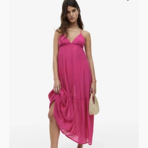 Klänning - Hej! Om det finns någon som har en S eller Med av denna klänning som vill byta till en XS  hör av er till mig!!! Den är helt ny och oanvänd. Köpte fel storlek