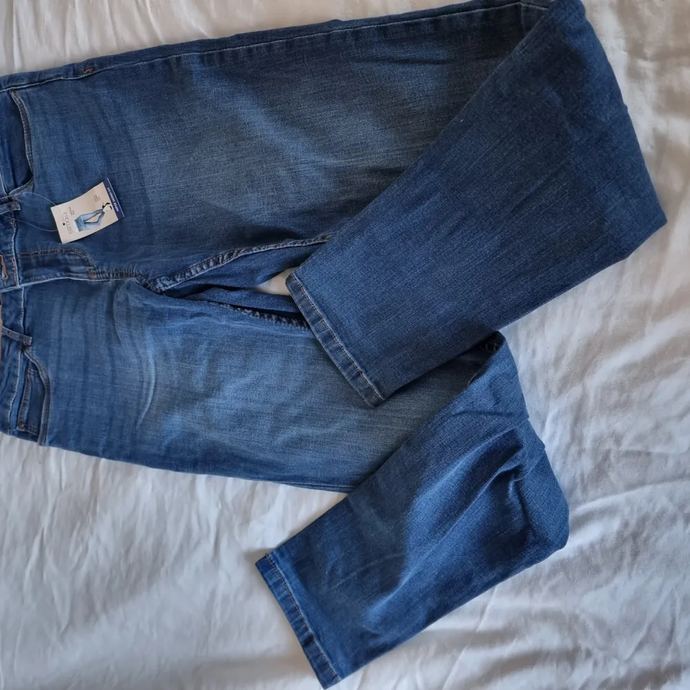 Helt oanvänd jeansbyxa.  Super skiny fit. Medium waist ankle.. Jeans & Byxor.