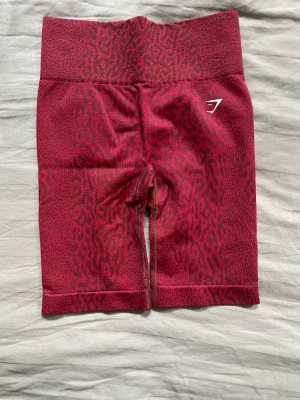 Gymshark adapt reef shorts - Köptes i vintras och är aldrig använda endast testade. Jätte fina shorts med detalj på rumpan som framhäver den jätte fint. Stretchigt material. Nypris är 500kr Hämtas i Timrå eller skickas, köparen betalar för frakten.
