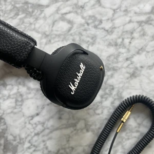 Marshall Mid Bluetooth  -  Säljer nu mina bluetoothhörlurar från Marshall då de inte kommer till användning. Sparsamt använda. De spelar mycket bra ljud och håller i 30 timmar. Sladdar ingår! 