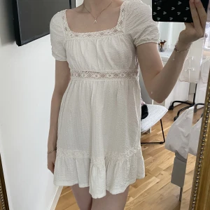 Studentklänning - Säljer min studentklänning, i jättefint skick💕gränsfall till för kort på mig som är 171cm så rekommenderar till någon kortare🫶🏼