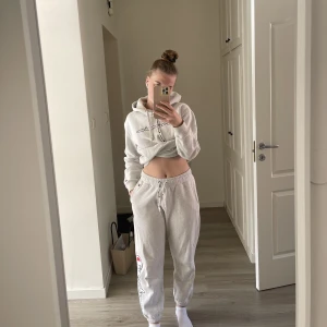 Mjukisset  - Superskönt mjukisset som inte kommer till användning ifrån Champion. Storlek S i båda delarna. Går att köpa separata delar. Använt ett fåtal gånger, köpt för 1100!