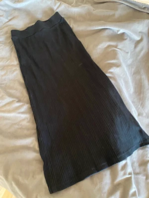 Ribbad långkjol med slits - Jättefin ribbad långkjol med slits. Lappen är bortklippt, men den sitter bra på mig som har S.💫