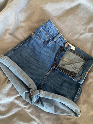 Molly shorts  - Shorts från gina i modellen Molly. Mörkblå, använda fåtal gånger. Säljer för att de inte kommer till använd hos mig. 