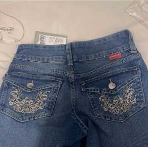 Populära hm jeans - Säljer dom här slutsålda hm jeansen med broderi på fickorna, de har varit väldigt populära men jag använder dom inte längre. De har inte prislapp kvar utan det är en gammal bild!