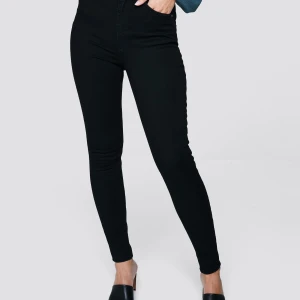 Jeans - Säljer dessa skinny jeansen då jag rensar ut min garderob och inte använder dessa längre och tycker då de kan komma till någon som har användning för de istället!!💓💓