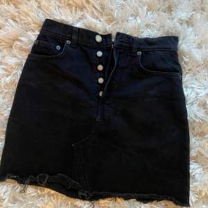 & other stories jeans kjol i svart jeans, storlek 34  Frakt tillkommer💕