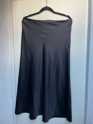 Sidenkjol - Svart Sidenkjol från Monki i storlek 40