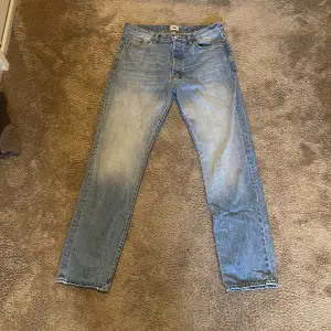 Sjyssta jeans med perfekt passform. Nypris: 300kr. Knappt använda. Har lagt upp en till annons om likadana byxor med det är ej samma.