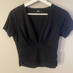 En topp ifrån bikbok i stl S - Jag säljer min topp ifrån bikbok som är använd en gång. Den är i fint skick.