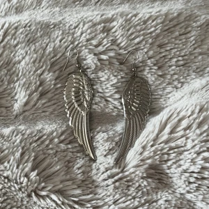 Örhängen - Säljer dessa snygga örhängen i rostfritt stål som inte har kommit till användning och är nya💞