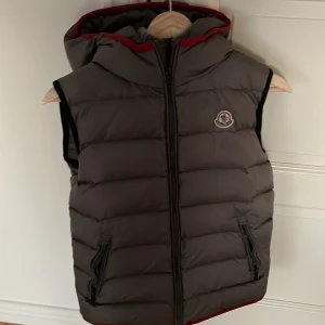 Moncler väst - Bra skick 8/10 knappt använd till relativt lågor pris är villig att förhandla om du vill det. Passar ca 160 - 175 cm.