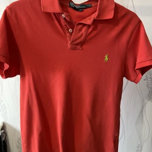 T-ishirt  - Röd Piké polo som kommer inte till användning. Finns i flera färger 
