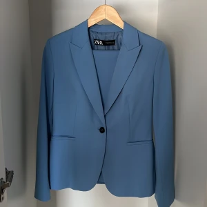 Kostym zara - En blå kostym från zara i bra skick. Använd en gång. Jackan och byxorna är i storlek 38.
