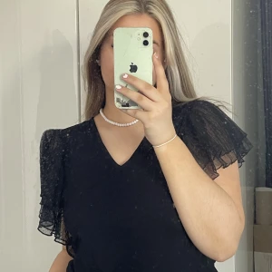 Svart topp  - Svart jätte fin topp med volanger på ärmarna, knappt använd 🤍