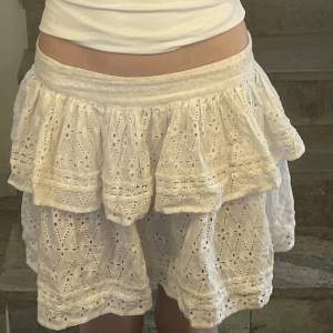En super somrig kjol. Älskar den men tyvärr har den blivit för liten. (Dragkedja där bak)  den  är i fint skick. Den är liten i storleken så skulle säga att den passar på någon som har xs/s