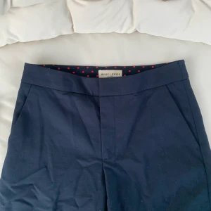 Kostymbyxor - Mörkblåa kostymbyxor i storlek 34 från Lindex Holly Whyte💘 Aldrig använda, men köpta för några år sedan✨