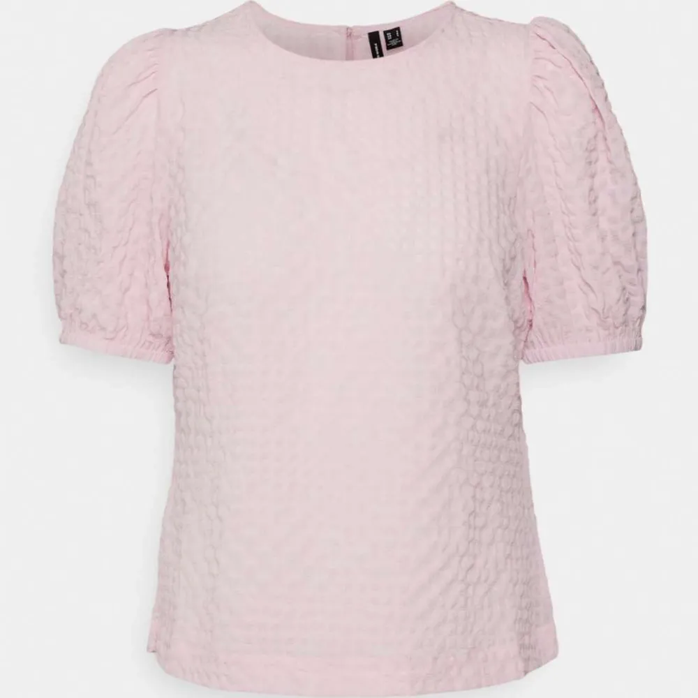 Säljer denna fina rosa ”blus” då den inte kommer till användning. Aldrig användt💗 Lappen är tyvärr borta så vet inte storlek men tror den passar de flesta. . Blusar.