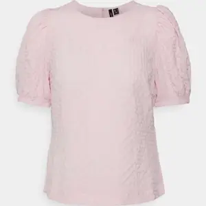 Säljer denna fina rosa ”blus” då den inte kommer till användning. Aldrig användt💗 Lappen är tyvärr borta så vet inte storlek men tror den passar de flesta. 