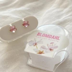 Blomdahl medicinska örhängen! 🫶 - OANVÄNDA!! Säljer nu dessa så fina örhängen från Blomdahl som aldrig använts!!💋medicinsk plast allergivänliga!🫶 så söta perfekta till sommaren!❣️nypriset är 200kr! 🌟