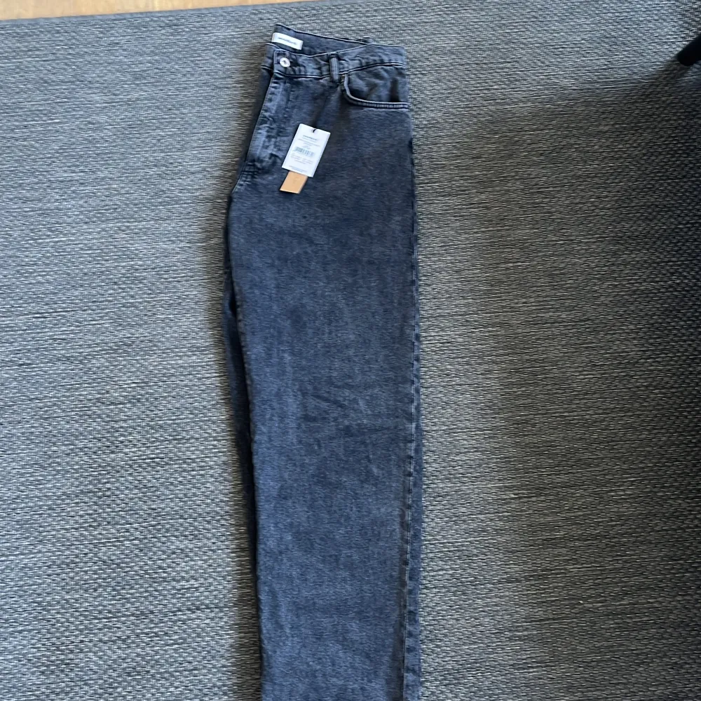 Helt oanvända jeans har inte kunnat haft pga att dom är för stor, jeansen har en väldigt snygg färg och ett bra material . Jeans & Byxor.