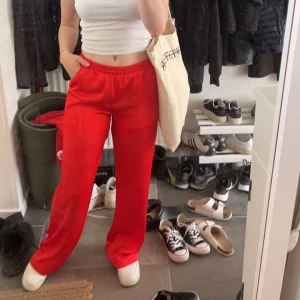 Röda satinbyxor - Coola satinbyxor från bikbok, snygga och lätta till sommaren❤️ kan sitta både hög och lågmidjat beroende vilken passform man vill ha