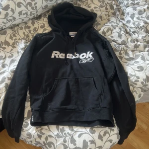 Reebok Hoodie  - Säljer min reebok Hoodie (vintage) i storlek (s) använd men är i väldigt bra skick. Pris kan diskuteras