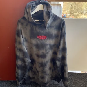Stranger things hoodie - Säljer denna då jag bara använt den någon enstaka gång.  Den är mörkare i verkligheten. 