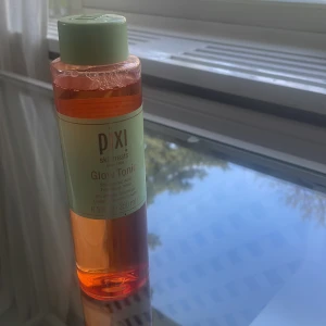 Pixi Glow Tonic - Pixi scintreats, Glow Tonic men 5% Glycolic Acid 250 ml (Exfoliating Toner)❤️❤️Är endast använd någon gång❤️