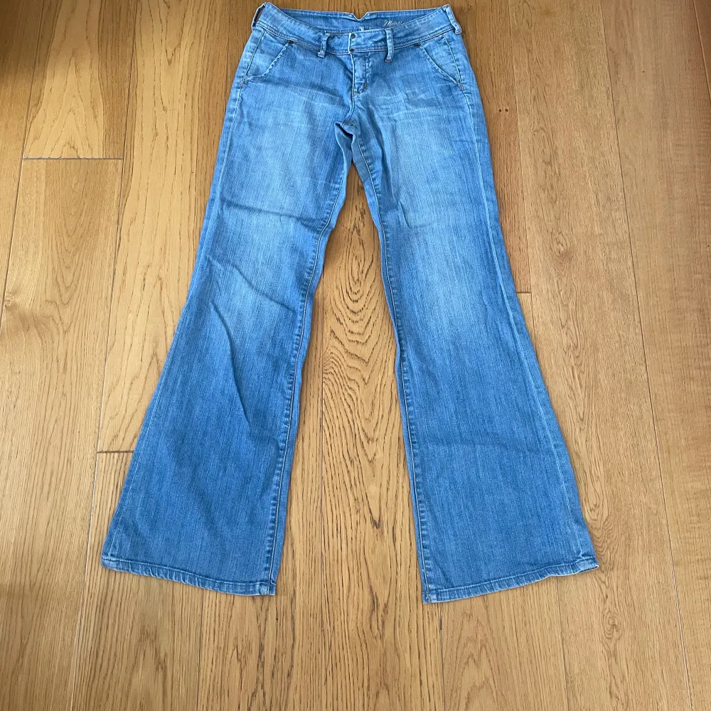 Ett par lågmidjade utsvängda jeans från mango. Storlek 36/s. Kontakta mig gärna ang mått osv💓💓. Jeans & Byxor.