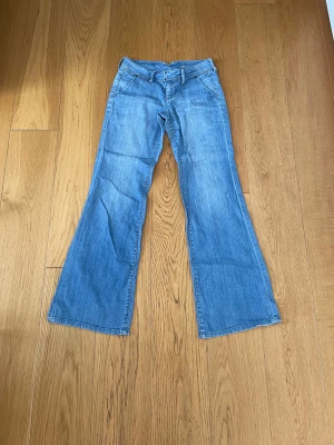 Low waist Bootcut jeans  - Ett par lågmidjade utsvängda jeans från mango. Storlek 36/s. Kontakta mig gärna ang mått osv💓💓