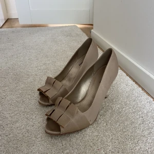 Klackskor - Supersöta beigea klackskor med volangliknande detalj framtill 💕